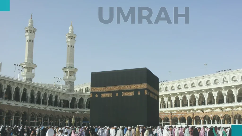 Ek pur sukoon manzar jahan zaireen Kaaba ke ird gird Umrah ada kar rahe hain, Mecca, Saudi Arabia mein, log ibadat mein mashgool hain.