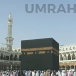 Ek pur sukoon manzar jahan zaireen Kaaba ke ird gird Umrah ada kar rahe hain, Mecca, Saudi Arabia mein, log ibadat mein mashgool hain.